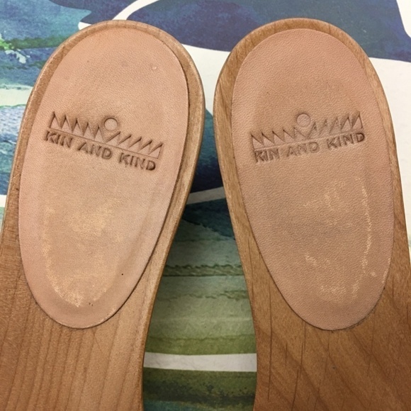 KIN and KIND Gold Metallic Striped Wooden Sandal - Picture 6 of 7